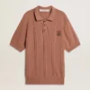 Męska koszulka polo w kolorze ceglastym z haftowanym logo.