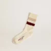 Skarpety w stylu „worn-white” z postarzanymi detalami oraz beżowymi i bordowymi paskami