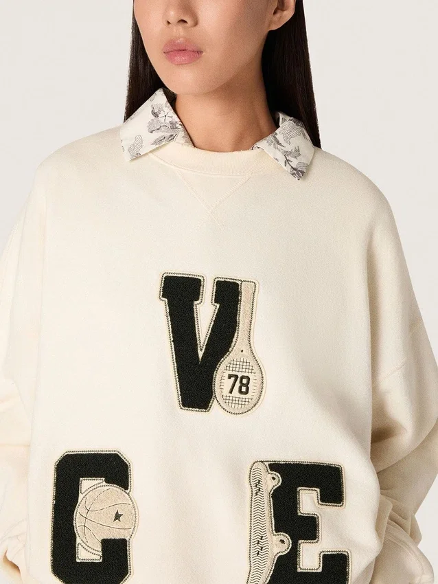 Bawełniana bluza unisex „Star” w kolorze vintage white z haftowanymi naszywkami VCE