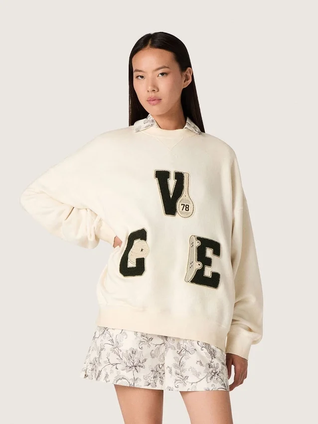 Bawełniana bluza unisex „Star” w kolorze vintage white z haftowanymi naszywkami VCE