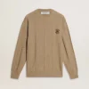 Beżowy sweter męski z haftowanym logo