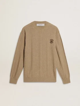 Beżowy sweter męski z haftowanym logo