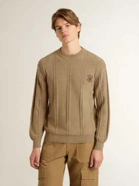 Beżowy sweter męski z haftowanym logo