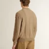 Beżowy sweter męski z haftowanym logo