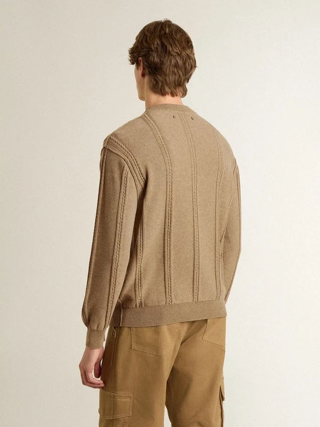 Beżowy sweter męski z haftowanym logo