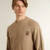 Beżowy sweter męski z haftowanym logo