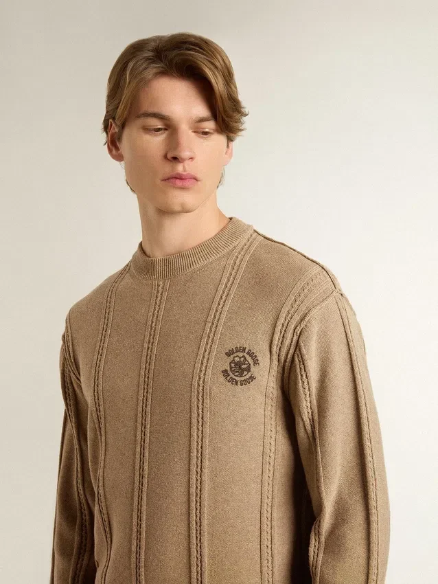 Beżowy sweter męski z haftowanym logo