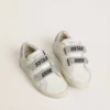 Buty Young Old School z białej skóry ze srebrną naszywką na pięcie z kryształami Swarovskiego oraz paskami