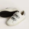 Buty Young Old School z białej skóry ze srebrną naszywką na pięcie z kryształami Swarovskiego oraz paskami