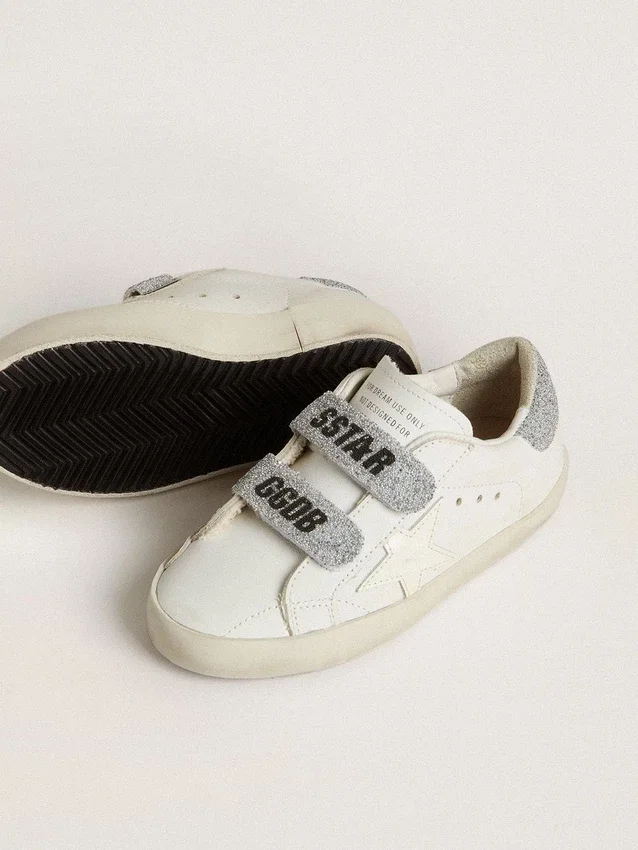 Buty Young Old School z białej skóry ze srebrną naszywką na pięcie z kryształami Swarovskiego oraz paskami