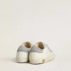 Buty Young Old School z białej skóry ze srebrną naszywką na pięcie z kryształami Swarovskiego oraz paskami