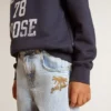 Chłopięce dżinsy z jasnego denimu