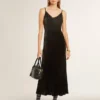 Czarna damska sukienka typu slip dress z efektem aksamitu
