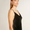 Czarna damska sukienka typu slip dress z efektem aksamitu