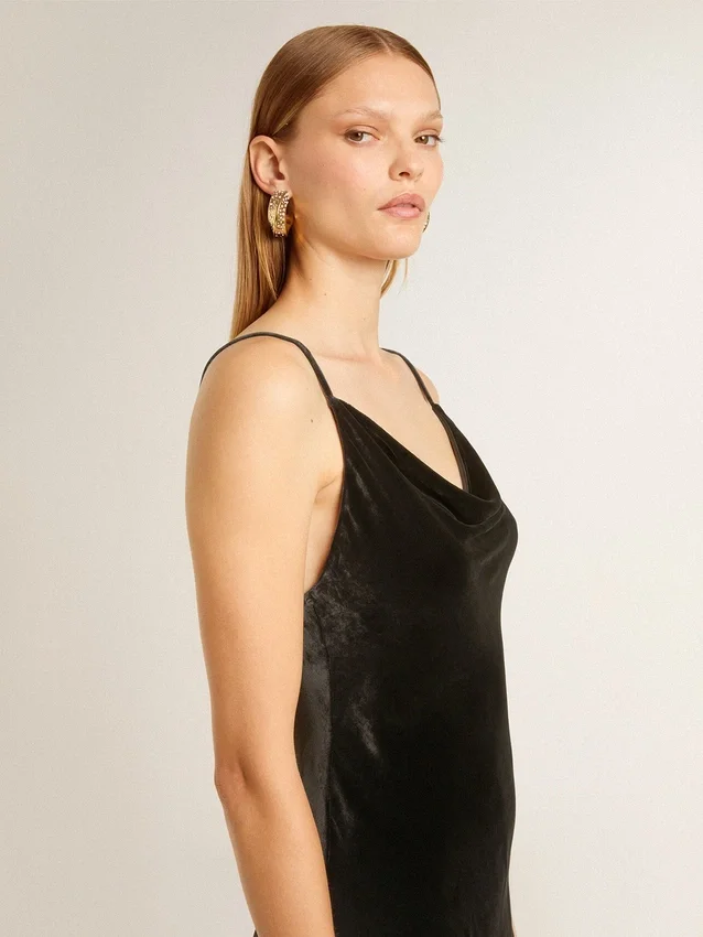 Czarna damska sukienka typu slip dress z efektem aksamitu