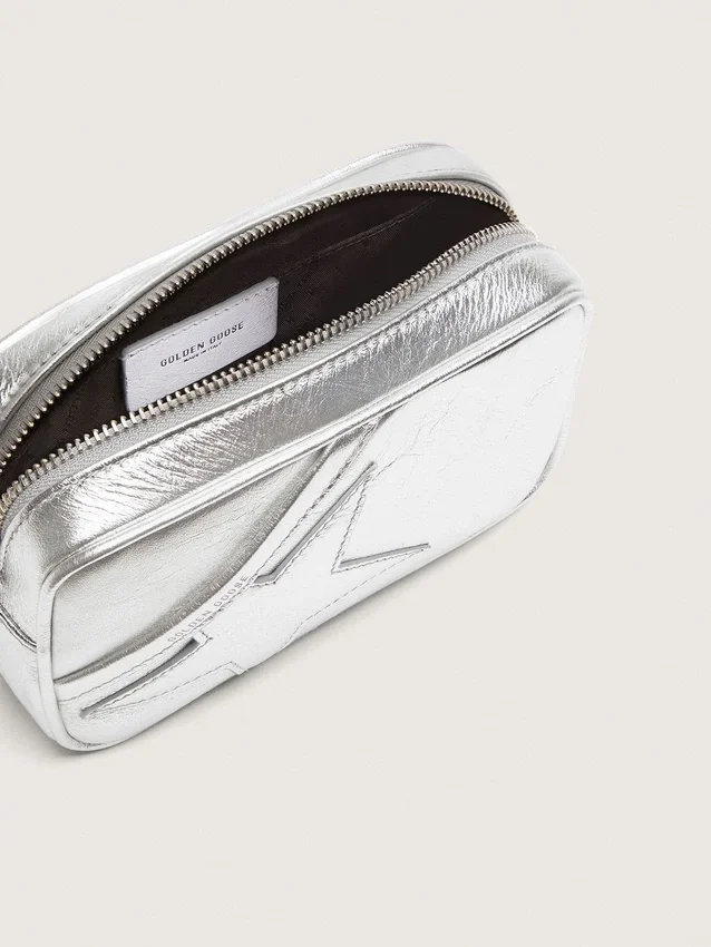 Damowa Star Bag w wersji mini z laminowanej skóry w kolorze srebrnym z gwiazdą w tym samym odcieniu