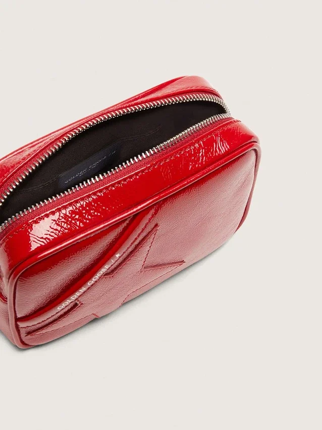 Damską Star Bag z czerwonej lakierowanej skóry z gwiazdą w tym samym odcieniu