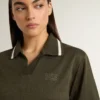 Damska koszulka polo o skróconym kroju z dzianiny w kolorze wojskowej zieleni z haftem