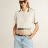 Damska krótka bawełniana koszulka polo w stylu „worn-white” z niebieskimi ściągaczami