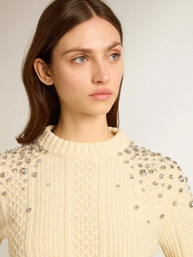 Damska krótka bluza w stylu „worn-white” z ozdobnymi kryształkami