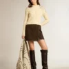 Damska krótka bluza w stylu „worn-white” z ozdobnymi kryształkami