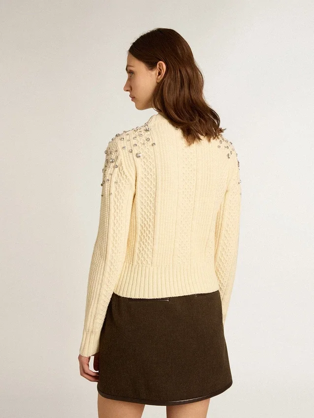 Damska krótka bluza w stylu „worn-white” z ozdobnymi kryształkami