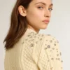 Damska krótka bluza w stylu „worn-white” z ozdobnymi kryształkami