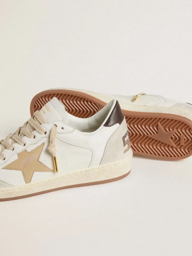 Damskie buty Ball Star LTD z beżową gwiazdą i czarną naszywką na pięcie