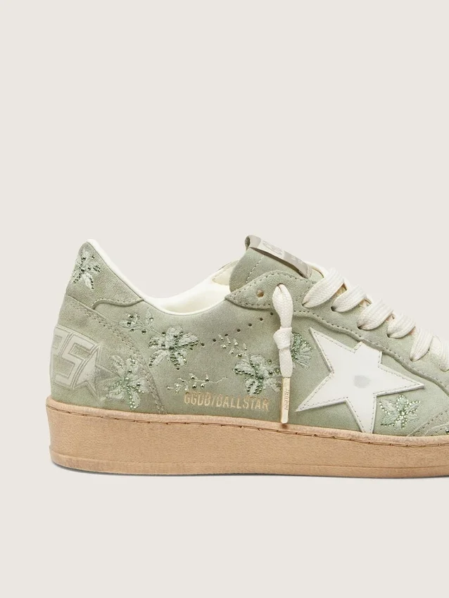 Damskie buty Ball Star z zieleń szałwiowego zamszu z białą skórzaną gwiazdką i haftem kwiatowym Swarovski w tym samym odcieniu