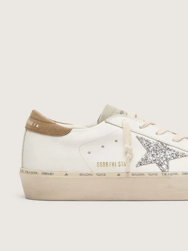 Damskie buty Hi Star ze srebrną brokatową gwiazdą i szarą jak gołąb nakładką na pięcie z nubuku