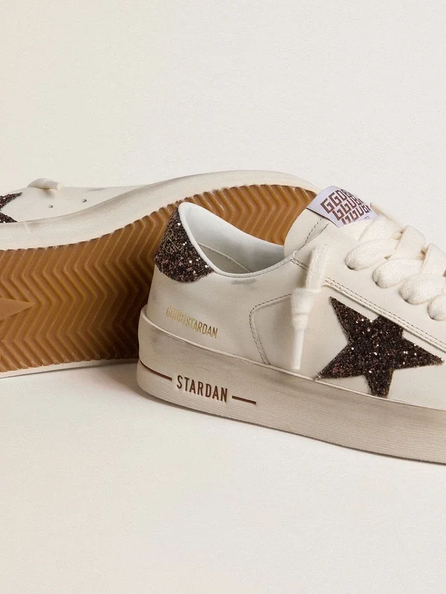 Damskie buty Stardan z białej skóry z brązową brokatową gwiazdką i naszywką na pięcie
