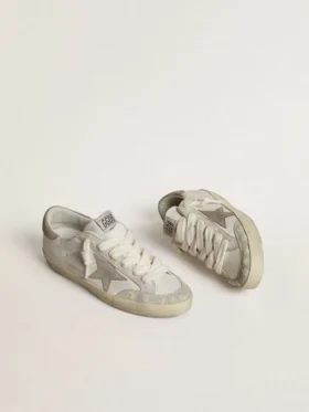 Damskie buty Super-Star LTD z beżową zamszową gwiazdą, beżową naszywką na pięcie i kwiatowym haftem
