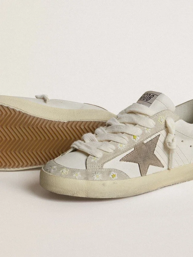 Damskie buty Super-Star LTD z beżową zamszową gwiazdą, beżową naszywką na pięcie i kwiatowym haftem