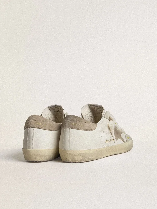 Damskie buty Super-Star LTD z beżową zamszową gwiazdą, beżową naszywką na pięcie i kwiatowym haftem