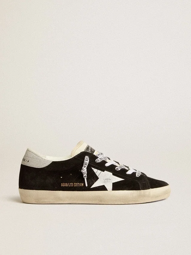 Damskie buty Super-Star LTD z czarnego zamszu z białą nadrukowaną gwiazdą i srebrną błyszczącą naszywką na obcasie