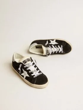Damskie buty Super-Star LTD z czarnego zamszu z białą nadrukowaną gwiazdą i srebrną błyszczącą naszywką na obcasie