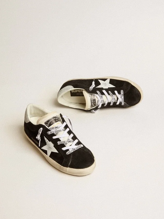 Damskie buty Super-Star LTD z czarnego zamszu z białą nadrukowaną gwiazdą i srebrną błyszczącą naszywką na obcasie