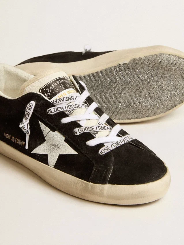 Damskie buty Super-Star LTD z czarnego zamszu z białą nadrukowaną gwiazdą i srebrną błyszczącą naszywką na obcasie