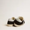 Damskie buty Super-Star LTD z czarnego zamszu z białą nadrukowaną gwiazdą i srebrną błyszczącą naszywką na obcasie