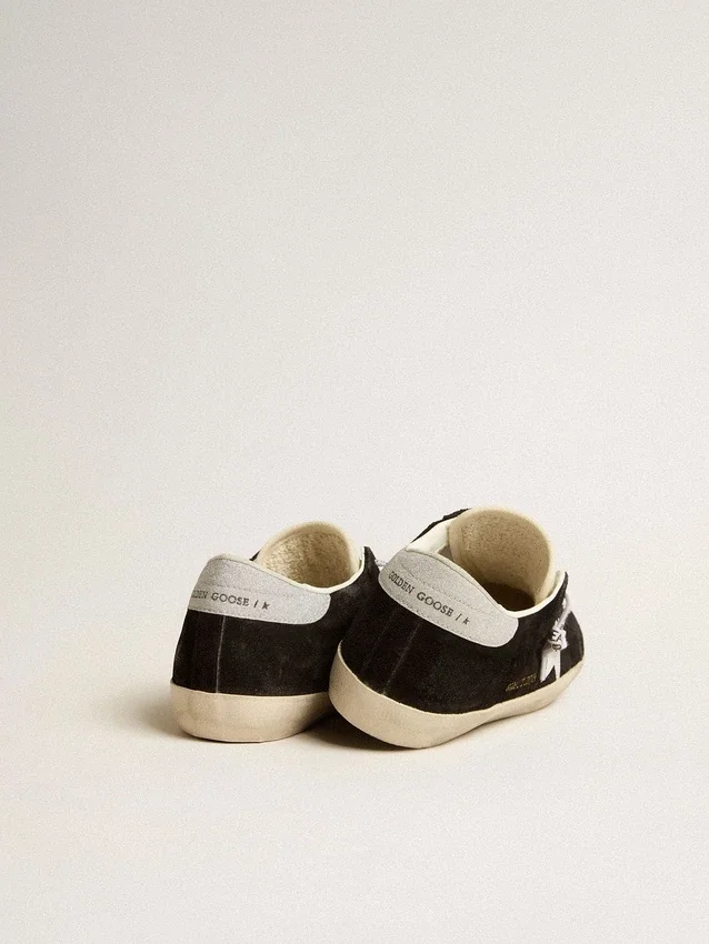 Damskie buty Super-Star LTD z czarnego zamszu z białą nadrukowaną gwiazdą i srebrną błyszczącą naszywką na obcasie