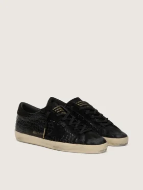 Damskie buty Super-Star LTD z czarnej skóry z nadrukiem imitującym skórę krokodyla, z czarną zamszową gwiazdką i zamszową wstawką na pięcie