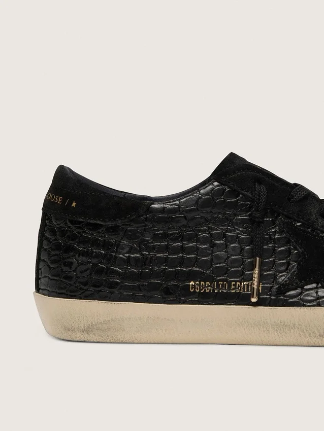 Damskie buty Super-Star LTD z czarnej skóry z nadrukiem imitującym skórę krokodyla, z czarną zamszową gwiazdką i zamszową wstawką na pięcie