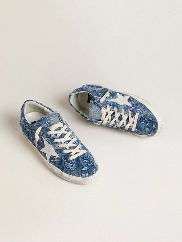 Damskie buty Super-Star LTD z jasnoniebieskiego denimu z białą skórzaną gwiazdą i haftowanymi kwiatami