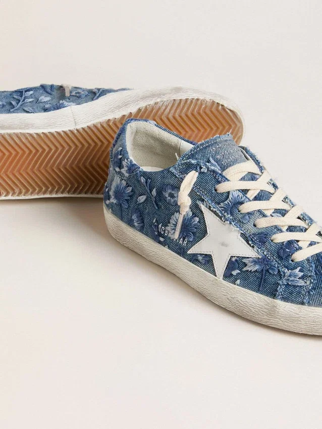 Damskie buty Super-Star LTD z jasnoniebieskiego denimu z białą skórzaną gwiazdą i haftowanymi kwiatami