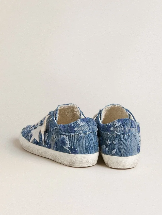 Damskie buty Super-Star LTD z jasnoniebieskiego denimu z białą skórzaną gwiazdą i haftowanymi kwiatami