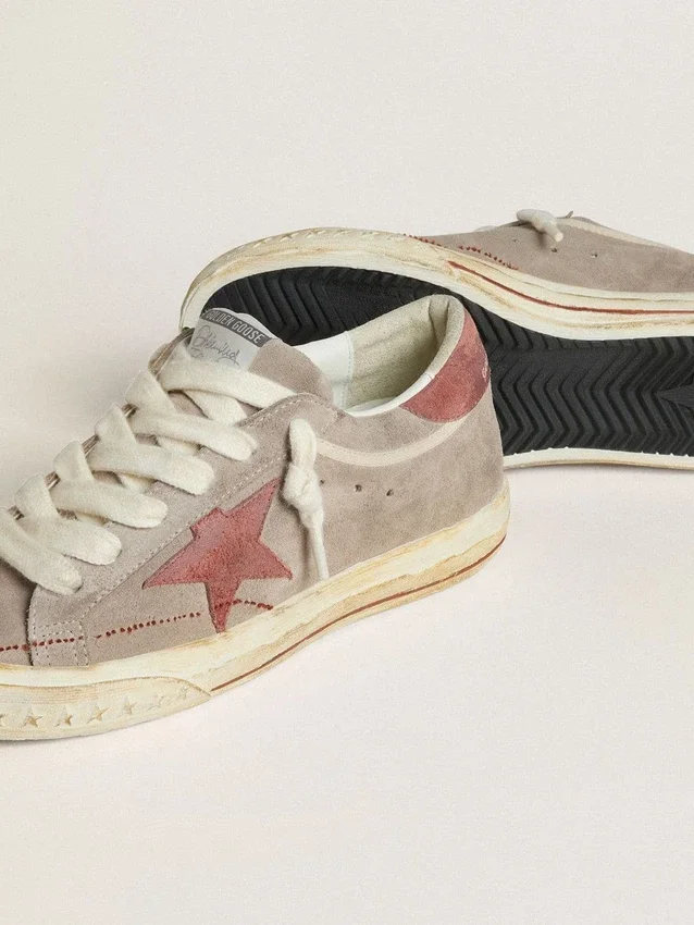Damskie buty Super-Star LTD z szarego zamszu z czerwoną gwiazdą z woskowanego zamszu i paskiem na pięcie