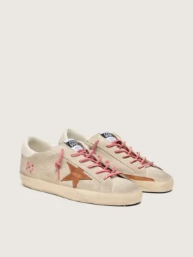 Damskie buty Super-Star LTD z zamszu w kolorze perłowym z ceglastoczerwoną gwiazdą i haftem