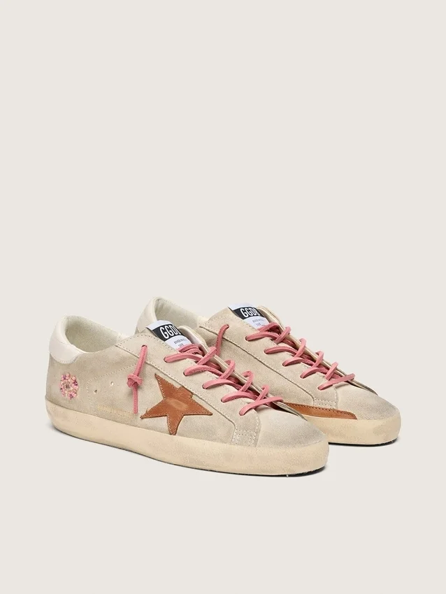 Damskie buty Super-Star LTD z zamszu w kolorze perłowym z ceglastoczerwoną gwiazdą i haftem