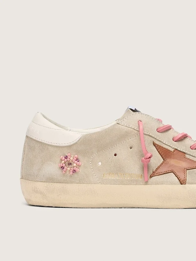 Damskie buty Super-Star LTD z zamszu w kolorze perłowym z ceglastoczerwoną gwiazdą i haftem