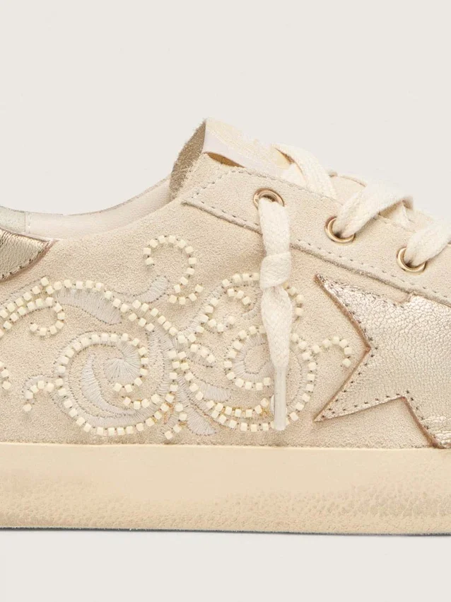 Damskie buty Super-Star LTD z zamszu w kolorze perłowym, ze złotą gwiazdą i haftem z koralików